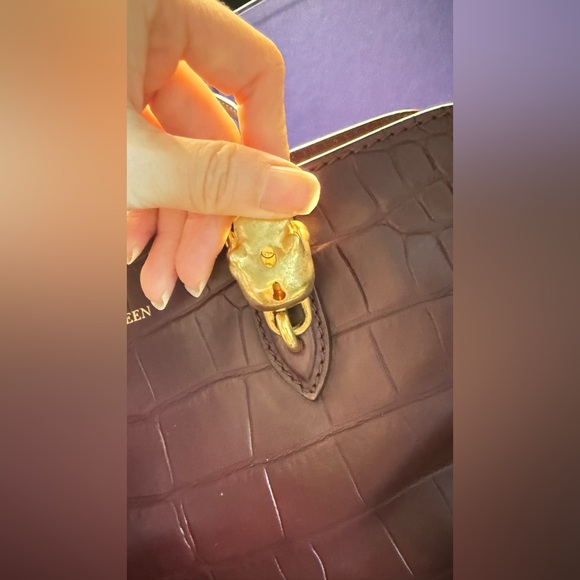 Alexander McQueen Burgundy Croc Embossed Leather Bag - Picture 13 of 16